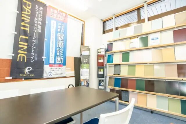 様々なサンプルが並んだショールーム内部