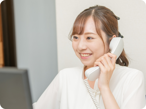 笑顔で電話に出ているスタッフ