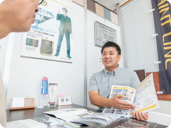 資料を手にスタッフがお客様へ説明している