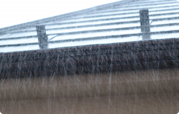屋根に大雨が降り注いでいる