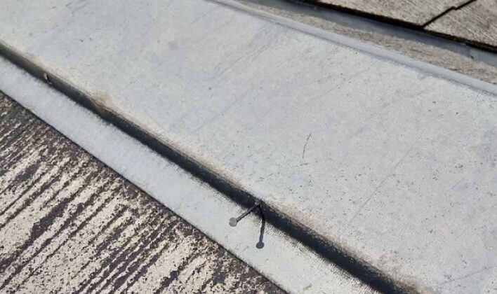 屋根の板金の釘が浮いている