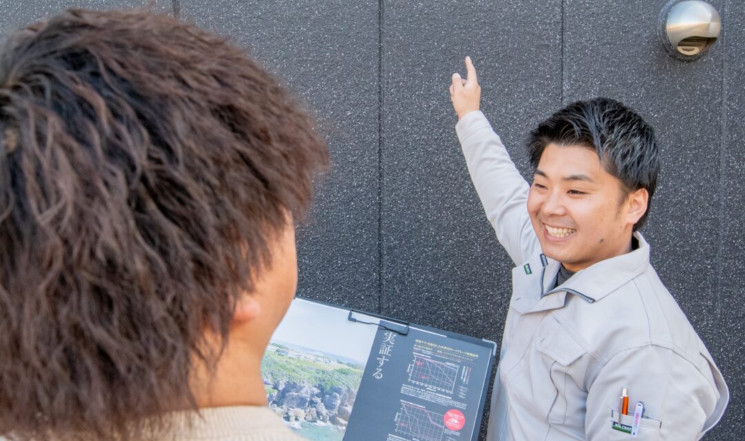 建物の状態を確認し、お客様へ説明している様子