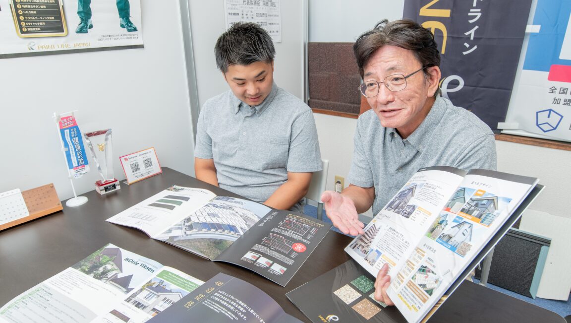 資料を手に、お客様へ説明しているスタッフ