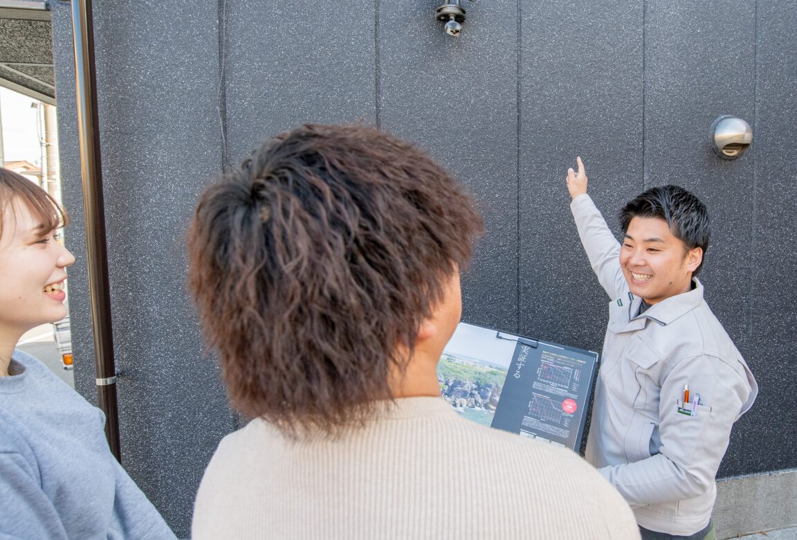 お客様へ塗料の説明をするスタッフ