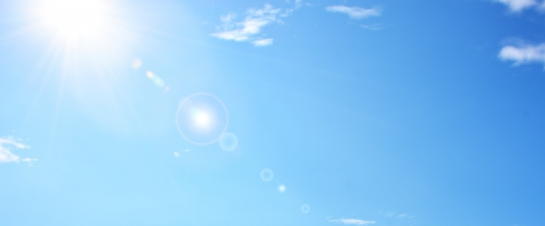 太陽光が強く晴れた空