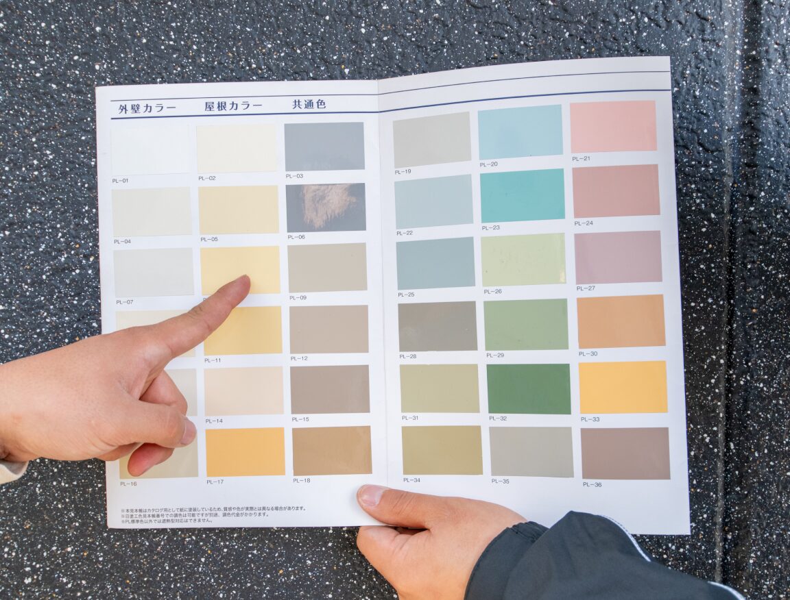カタログの色見本を指さして確認している