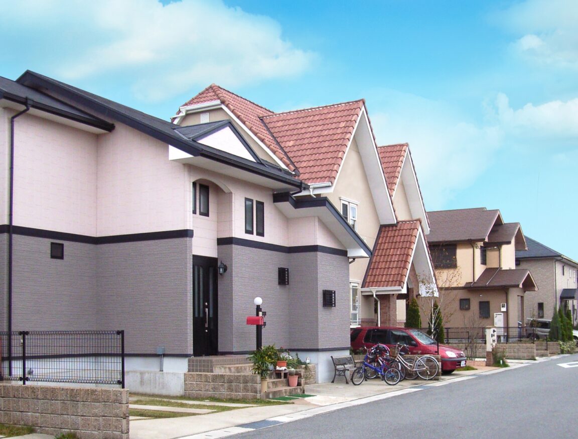 青空の下の住宅