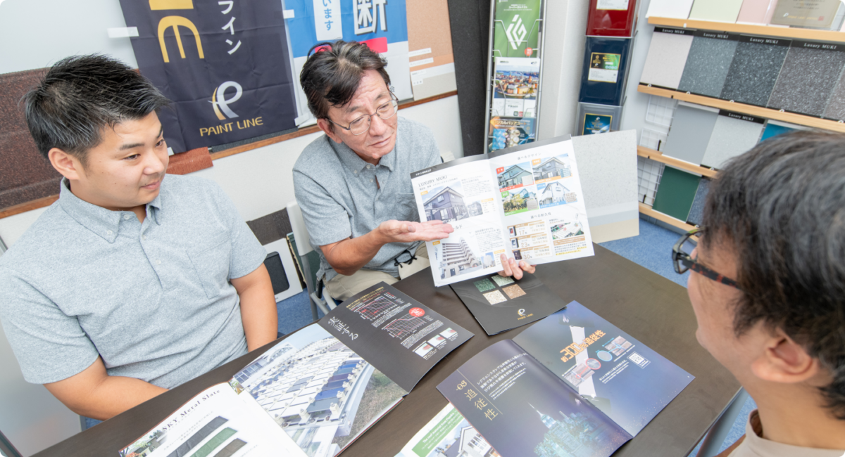 資料を手に複数パターンをご案内する様子