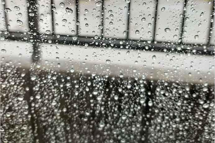 雨水が溜まったベランダ